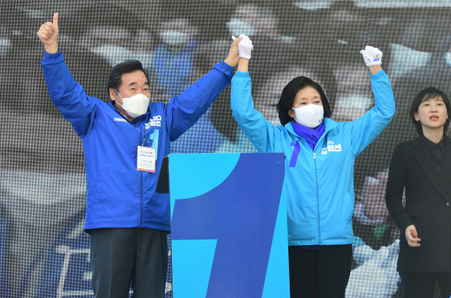 4.7 재·보궐선거를 하루 앞둔 6일 오전 더불어민주당 박영선 서울시장 후보와 이낙연 공동 상임선대위원장이 서울 종로구 세종대로 인근에서 열린 유세에서 지지를 호소하고 있다. 연합뉴스