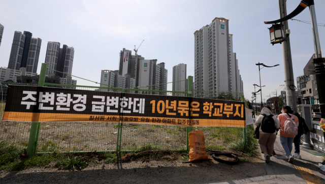 9일 오후 대구 북구 칠성동2가에 빈터로 있는 학교용지에 학교 설립을 촉구하는 현수막이 붙어 있다. 김영진 기자 kyjmaeil@imaeil.com