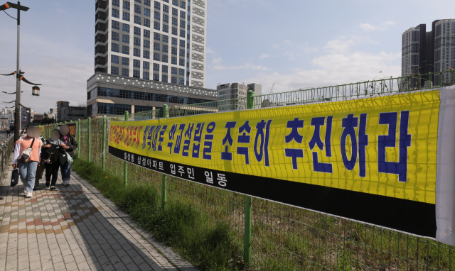 9일 오후 대구 북구 칠성동2가에 빈터로 있는 학교용지에 학교 설립을 촉구하는 현수막이 붙어 있다. 김영진 기자 kyjmaeil@imaeil.com