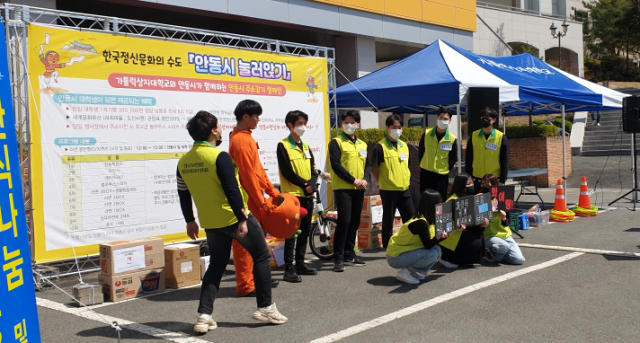 안동시는 대학교 현장 민원실 운영을 통해 대학생들의 주소지 이전을 유도해 인구 증가를 꾀하고 있다. 사진은 가톨릭상지대 현장 민원실 운영 모습. 안동시 제공