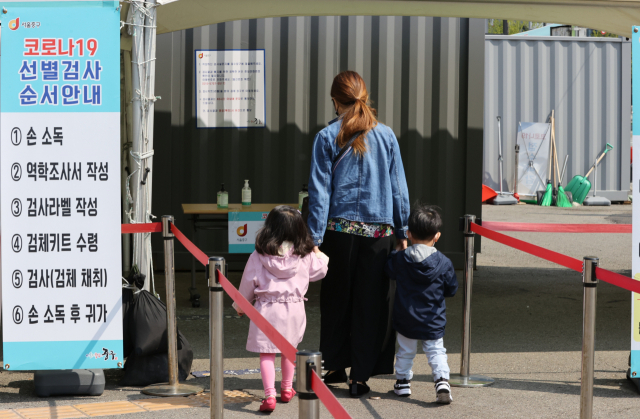 10일 오전 서울역 광장에 설치된 중구 임시선별검사소에서 시민들이 신종 코로나바이러스 감염증(코로나19) 선별검사를 받기 위해 이동하고 있다. 중앙방역대책본부(방대본)는 이날 0시 기준으로 신규 확진자가 677명 늘어 누적 10만8천945명이라고 밝혔다. 연합뉴스