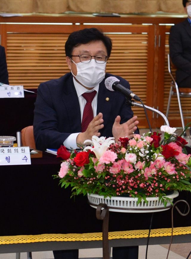 박형수 국회의원이 지역구를 돌며 내년도 국비 예산 확보를 위해 정책간담회를 열고 있다. 봉화군 제공