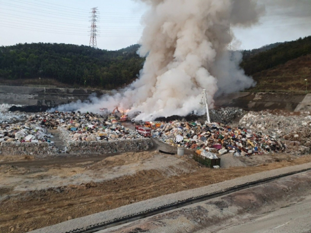 10일 오후 8시8분쯤 구미 산동읍 백현리 쓰레기매립장 내 쓰레기더미에서 불이 나 11일까지 이어지고 있다.경북소방본부 제공.