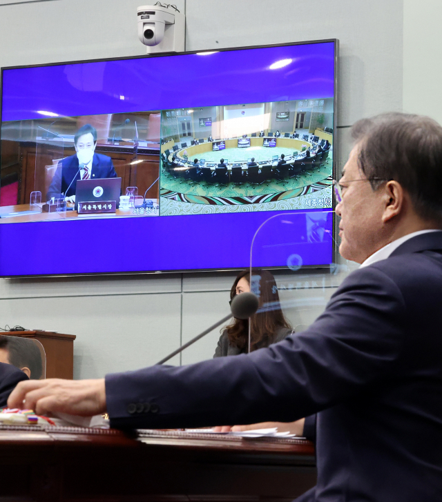 문재인 대통령이 13일 오전 청와대에서 열린 제16회 국무회의에서 오세훈 서울시장과 화상을 통해 인사하고 있다. 연합뉴스