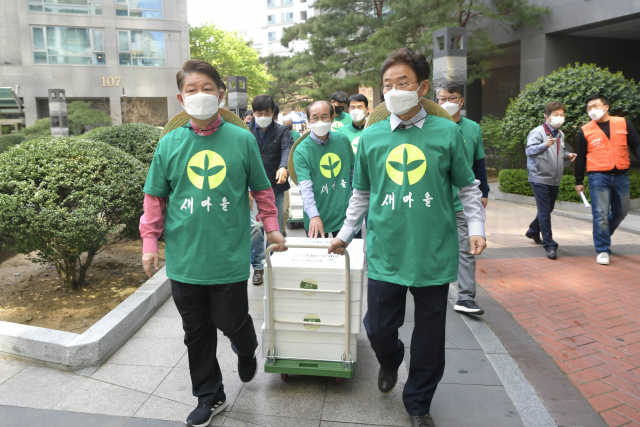 권영진 대구시장과 이철우 경북도지사가 함께 청도 미나리 배달에 나선 모습. 경북도 제공