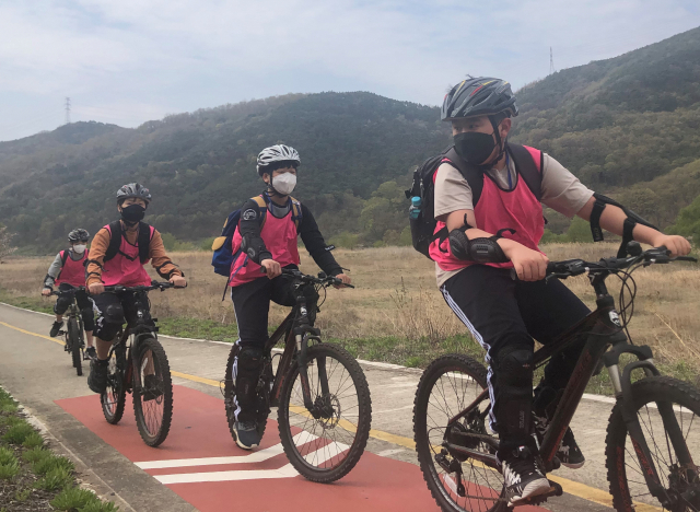 대구교육낙동강수련원에서 진행하는 수련활동에 참가, 자전거 체험 중인 성당중 학생들. 대구시교육청 제공