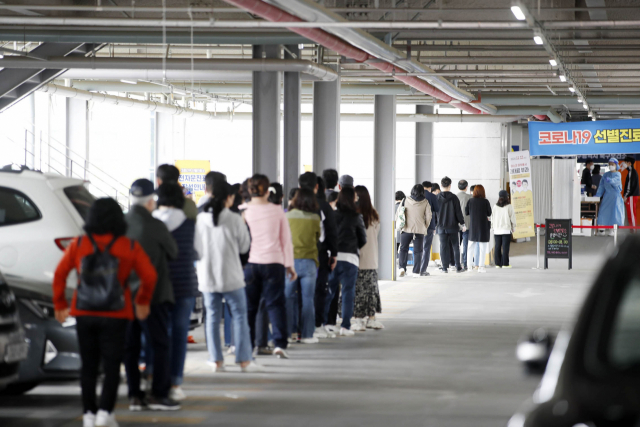 16일 오전 광주 북구 선별진료소에 광주·전남 신규 코로나19 확진자가 늘어나면서 검사를 받으려는 시민들의 방문이 늘어난 모습이다. 연합뉴스