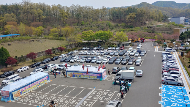 민주노총 산하 군위군 공무직 노조가 군위군청 주차장에서 천막농성을 벌이고 있다. 이현주기자