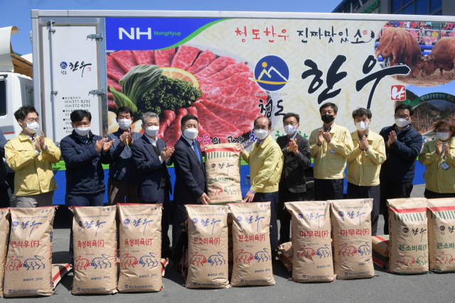 청도군과 청도축협은 단백질 분해 효소 등 생균제가 첨가된 환경개선 사료를 출시해 한우농가의 경쟁력 향상에 큰 기대를 걸고 있다. 청도군 제공