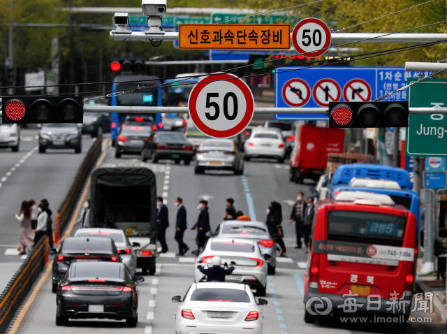 18일 대구 중구 국채보상로 제한속도 50km/h 이하 표지판 아래로 시민들이 횡단보도를 건너고 있다. 보행 중 교통사고 사망자를 줄이자는 취지로 개정된 도로교통법 시행규칙에 따라 