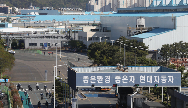 지난 14일 오후 현대자동차 울산공장 명촌정문에서 납품 차량과 근로자들이 오가고 있다.연합뉴스