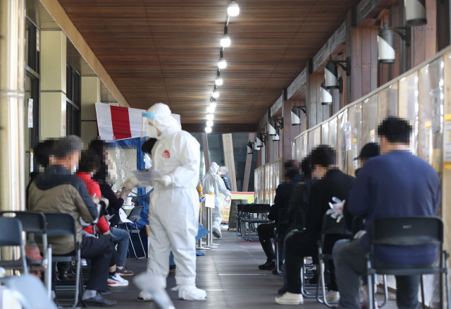 18일 오전 서울 송파구 보건소 선별진료소에서 시민들이 신종 코로나바이러스 감염증(코로나19) 검사를 받기 위해 기다리고 있다. 연합뉴스