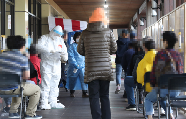 18일 오전 서울 송파구 보건소 선별진료소에서 시민들이 신종 코로나바이러스 감염증(코로나19) 검사를 받기 위해 기다리고 있다. 연합뉴스