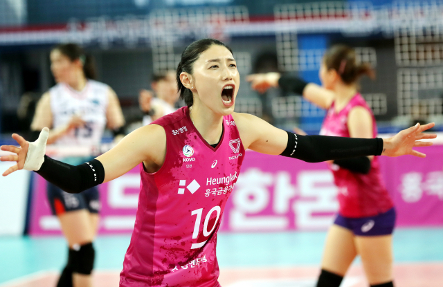 김연경이 국내 복귀 첫 시즌에 프로배구 정규리그 여자부 최우수선수(MVP)에 뽑혔다. 연합뉴스