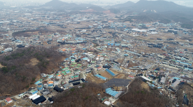 LH 직원들의 광명 시흥 신도시 땅 투기 의혹이 제기된 가운데 해당 지역의 토지 거래가 정부 부동산 대책 발표전 급증한 것으로 나타나 정보 유출이 의심되고 있다. 4일 국회 국토교통위 소속 김상훈 의원실에 따르면 해당 지역의 토지거래는 지난해 8·4 대책과 지난달 2·4 대책 직전에 집중된 것으로 4일 확인됐다. 사진은 이날 오전 경기도 시흥시 과림동 일대 모습. 연합뉴스