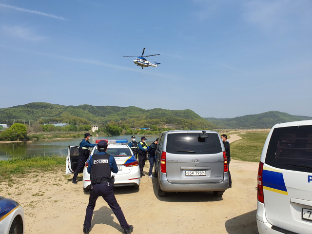 경북 의성경찰서는 강력 범죄 대응 능력을 키우기 위해 경북경찰청 항공대와 합동 모의훈련을 실시했다. 의성경찰서 제공