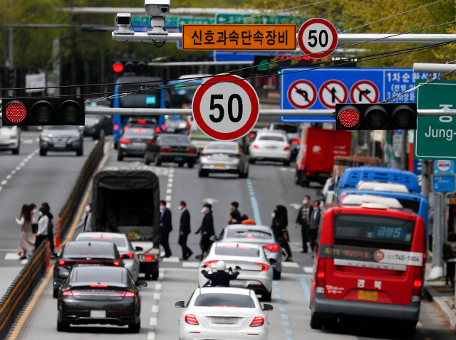 대구 중구 국채보상로 제한속도 50km/h 이하 표지판 아래로 시민들이 횡단보도를 건너고 있다. 보행 중 교통사고 사망자를 줄이자는 취지로 개정된 도로교통법 시행규칙에 따라 