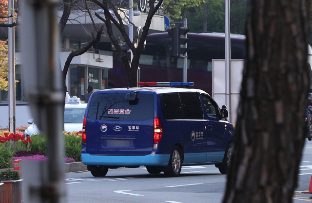 충수염 수술 후 병원에 입원해 있던 이재용 삼성전자 부회장을 태운 법무부 호송차량이 지난달 15일 오후 강남구 삼성서울병원을 나와 서울구치소로 향하고 있다. 연합뉴스