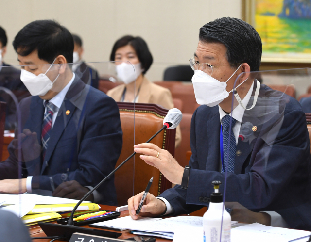 은성수 금융위원장이 22일 오전 서울 여의도 국회에서 열린 정무위원회 전체회의에서 의원 질의에 답하고 있다. 연합뉴스