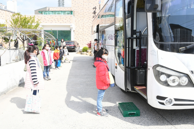 문경시가 국내 최초로 개발해 최근 특허상품이 된 이동식 방역버스를 어린이들이 이용하고 있다. 문경시 제공