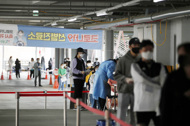 23일 오전 광주 북구선별진료소를 찾는 검사 대상자들의 숫자가 광주 지역 코로나19 확진자 증가로 급증했다. 연합뉴스