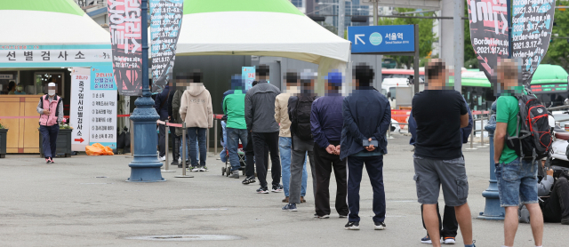 24일 서울역 광장에 마련된 신종 코로나바이러스 감염증(코로나19) 임시 선별검사소에서 시민들이 줄을 서고 있다. 연합뉴스