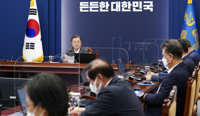 문재인 대통령이 26일 오후 청와대에서 열린 수석·보좌관회의에서 발언하고 있다. 연합뉴스