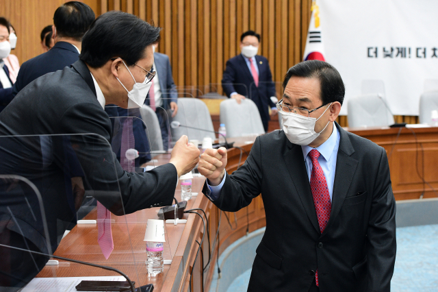 국민의힘 주호영 당 대표 권한대행이 27일 오전 서울 여의도 국회에서 열린 원내대책회의에서 의원들과 인사하고 있다. 연합뉴스