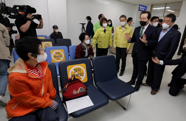 정세균 전 국무총리가 27일 오전 계명대학교 대구동산병원에 마련된 대구시 중구 예방접종센터를 방문해 코로나19 백신 접종 대상 시민들과 이야기를 나누고 있다. 김영진 기자 kyjmaeil@imaeil.com