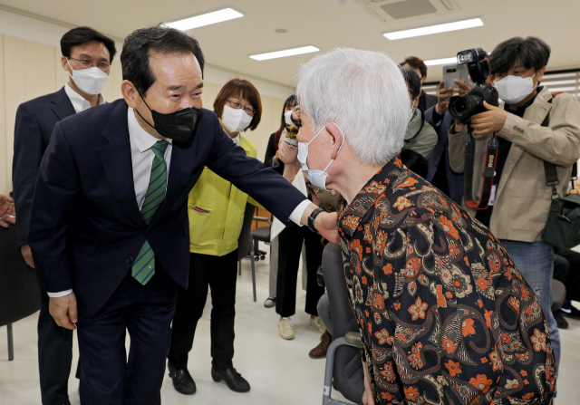 정세균 전 국무총리가 27일 오전 계명대학교 대구동산병원에 마련된 대구시 중구 예방접종센터를 방문해 코로나19 백신 접종 대상 시민들과 이야기를 나누고 있다. 김영진 기자 kyjmaeil@imaeil.com