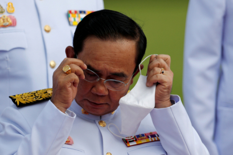 쁘라윳 짠오차 태국 총리가 마스크를 안 쓴 채 회의를 주재했다가 코로나19 예방지침 위반으로 벌금을 물었다.