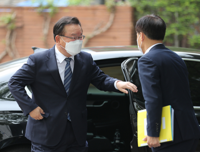 김부겸 국무총리 후보자가 28일 오전 인사청문회 준비 사무실이 마련된 서울시 종로구 통의동 금융감독원 연수원에 도착해 차에서 내리고 있다. 연합뉴스