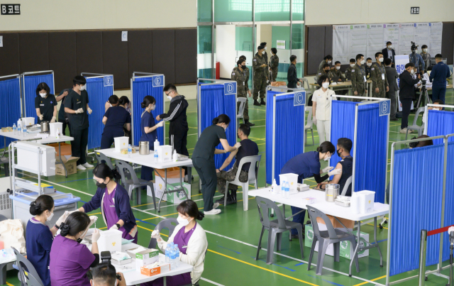 30세 이상 군 장병 및 군무원을 대상으로 한 코로나19 백신 접종이 시작된 28일 육군 장병과 군무원들이 충남 계룡대 체육관 내 코로나19 예방접종센터에서 아스트라제네카(AZ) 백신 접종을 받고 있다. [국방부 제공. 재판매 및 DB 금지] 연합뉴스