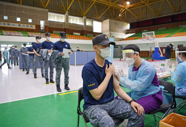 30세 이상 군 장병을 대상으로 한 코로나19 백신 접종이 시작된 28일 서애류성룡함 장병이 경남 해군 진해기지사령부 상승관에 설치된 접종소에서 아스트라제네카(AZ) 백신 접종을 받고 있다. [국방부 제공. 재판매 및 DB 금지] 연합뉴스