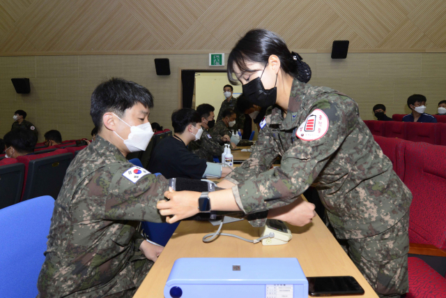 30세 이상 군 장병을 대상으로 한 코로나19 백신 접종이 시작된 28일 공군 군수사령부 장병이 대구기지 강당에 마련된 예방접종센터에서 코로나19 아스트라제네카(AZ) 백신 접종 전 혈압을 측정하고 있다. [국방부 제공. 재판매 및 DB 금지] 연합뉴스