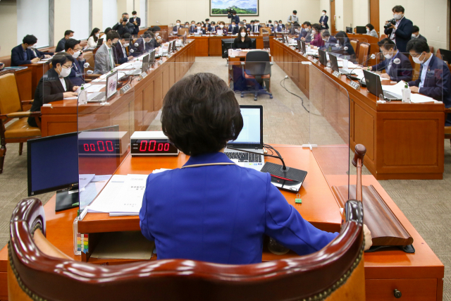 송옥주 국회 환경노동위원장이 29일 서울 여의도 국회에서 열린 환경노동위원회 전체회의에서 안경덕 고용노동부장관 후보자에 대한 인사청문회 실시계획서 채택의 건을 가결하고 있다. 연합뉴스