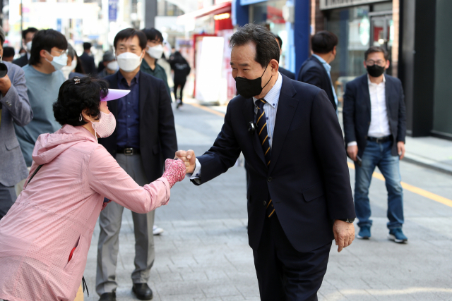 정세균 전 국무총리가 29일 오후 광주 동구 금남로에서 시민과 인사하고 있다. 퇴임 이후 대권 행보에 나선 정 전 총리는 전날 광주를 찾아 호남 민심을 살피고 있다. 연합뉴스