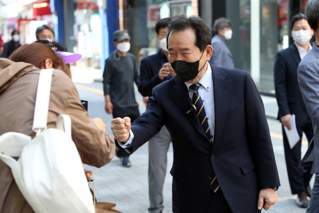 정세균 전 국무총리가 29일 오후 광주 동구 금남로에서 시민과 인사하고 있다. 퇴임 이후 대권 행보에 나선 정 전 총리는 전날 광주를 찾아 호남 민심을 살피고 있다. 연합뉴스