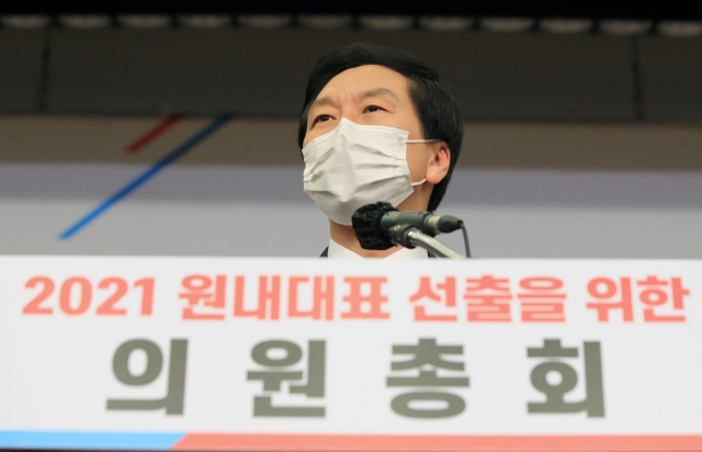 30일 서울 여의도 국회도서관 대강당에서 열린 국민의힘 원내대표 선출을 위한 의원총회에서 신임 원내대표로 선출된 김기현 의원이 당선 인사를 하고 있다. 연합뉴스