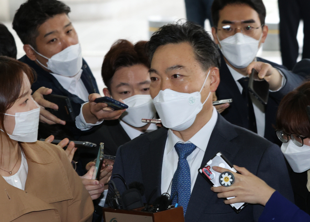 김오수 검찰총장 후보자가 4일 오전 인사청문회 준비단 사무실이 차려진 서울 서초구 서울고검으로 출근하며 취재진의 질문에 답하고 있다. 연합뉴스