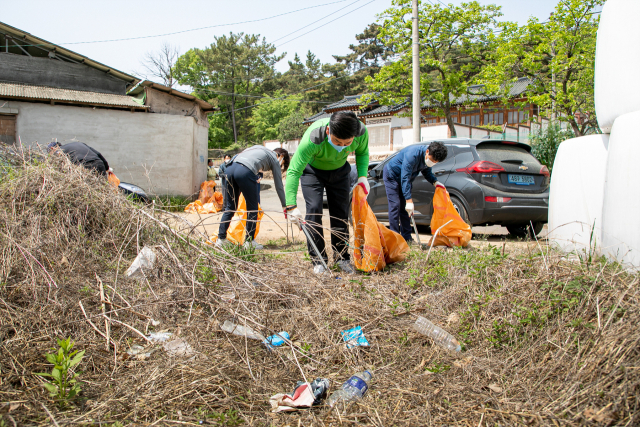지난달 29일 대구 북구의회 의원과 직원 20여 명이 금호강 화담마을 둘레길을 돌며 쓰레기를 수거했다. 북구의회 제공