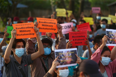 군부 쿠데타에 항의하는 미얀마 시위대가 플래카드를 든 채 6일(현지시간) 만달레이 시내를 행진하고 있다. 연합뉴스