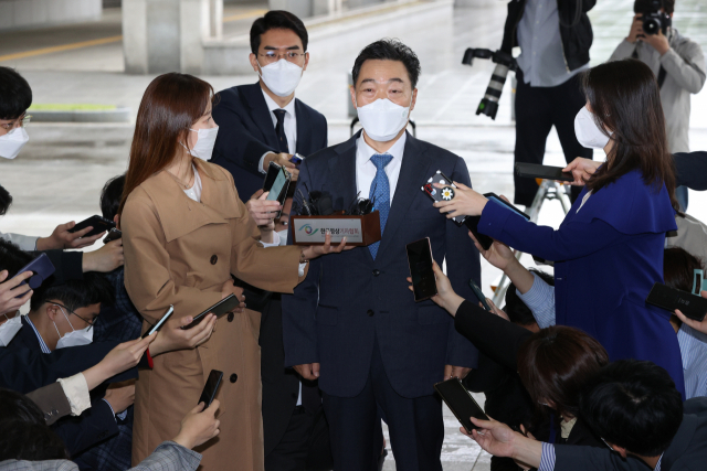 김오수 검찰총장 후보자가 4일 오전 인사청문회 준비단 사무실이 차려진 서울 서초구 서울고검으로 출근하며 취재진의 질문에 답하고 있다. 연합뉴스