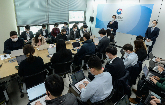 이정수 법무부 검찰국장과 류혁 법무부 감찰관이 22일 오후 서울 서초구 서울고검 의정관에서 한명숙 모해위증 불기소 관련 법무부 입장을 발표하고 있다. 연합뉴스