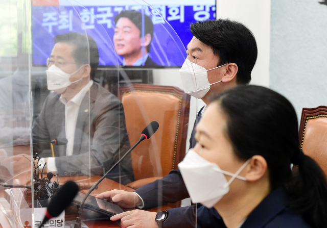 국민의당 안철수 대표가 6일 국회에서 열린 최고위원회의에서 발언하고 있다. 연합뉴스