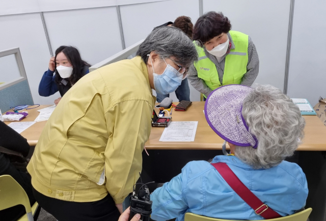 정은경 중앙방역대책본부장이 8일 세종시 아름동 예방접종센터를 찾아 코로나19 백신 접종을 독려하고 있다. 연합뉴스