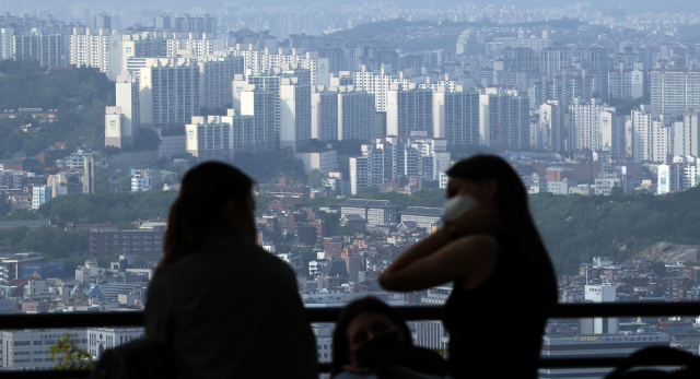 서울 남산공원에서 시민들이 도심을 내려다보고 있다. 연합뉴스