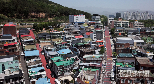 9일 대구시 북구 산격1동 산중턱에 자리한 서당골 마을. 휴일인데도 인적이 드문 모습이다. 이곳은 거주자가 계속 줄어 토착민만 남아 쇠퇴의 길에 접어들었다. 우태욱 기자 woo@imaeil.com