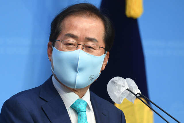 무소속 홍준표 의원이 10일 서울 여의도 국회 소통관에서 국민의힘에 복당을 신청하겠다고 밝히고 있다. 연합뉴스
