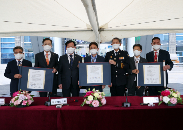 10일 경북경찰청에서 열린 업무협약 참석자들이 협약서를 들어 보이며 기념촬영을 하고 있다. 경북경찰청 제공